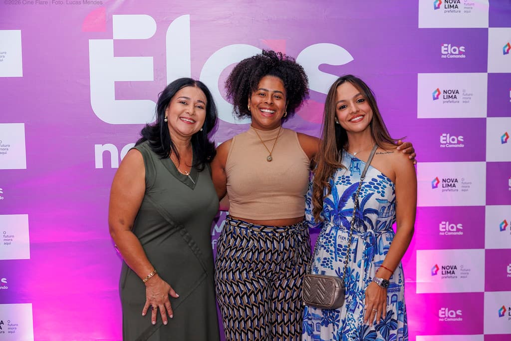 Alunas sorrindo durante encontro do Elas no Comando