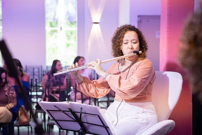Apresentação musical no Café com Elas