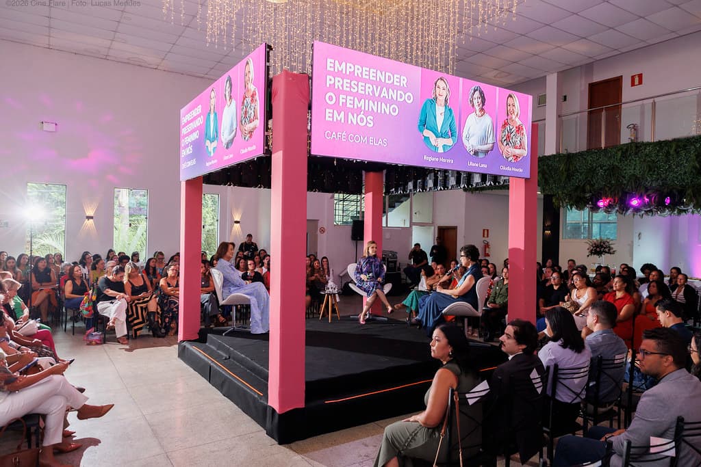 Palestra no palco do Café com Elas
