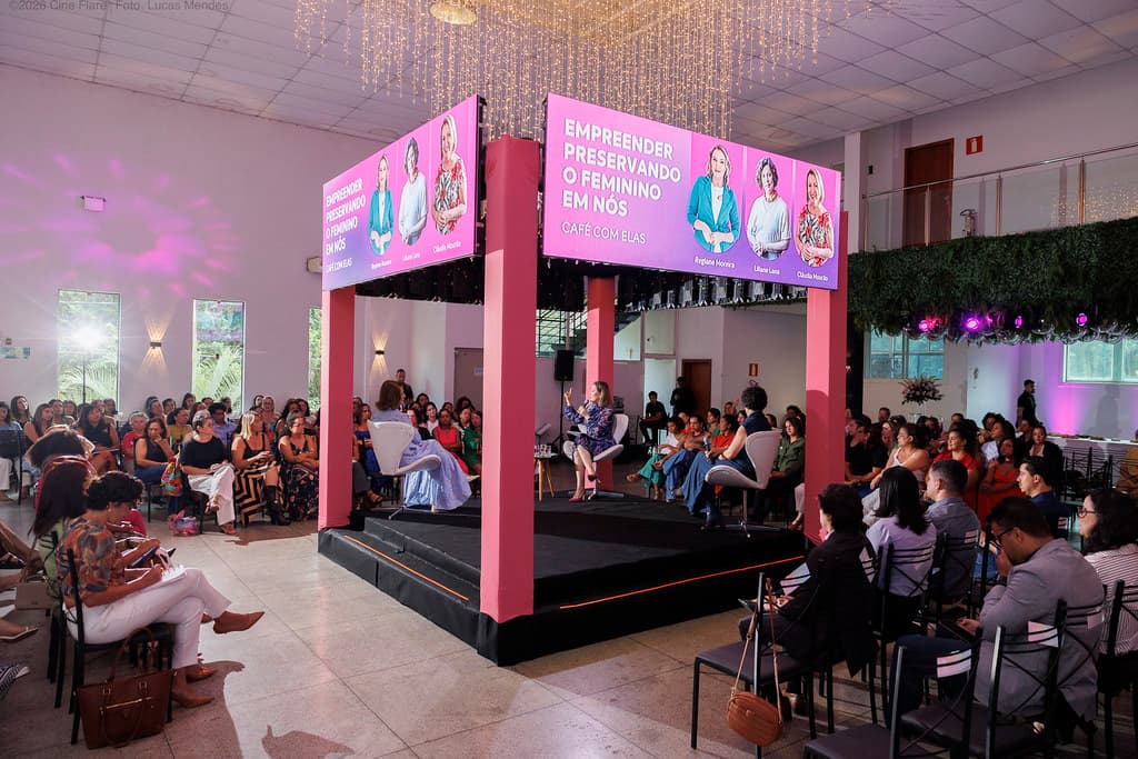 Participantes reunidas em mesa de café e networking